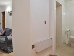 a living room with a couch and a toilet at Chunal Apartment - Uk12958 in Glossop