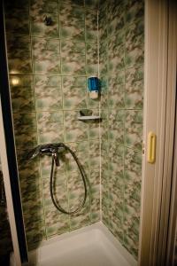 eine Dusche mit einem Schlauch im Bad in der Unterkunft Pensiune Roua 2 in Arad
