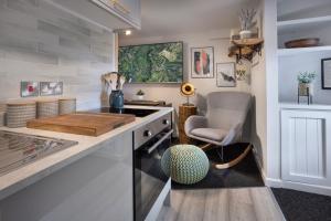 eine Küche mit einer Theke und einem Stuhl darin in der Unterkunft Eden's Peaceful Escape Apartment in Kendal