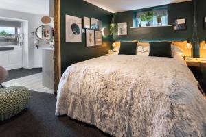ein Schlafzimmer mit einem großen Bett und grünen Wänden in der Unterkunft Eden's Peaceful Escape Apartment in Kendal