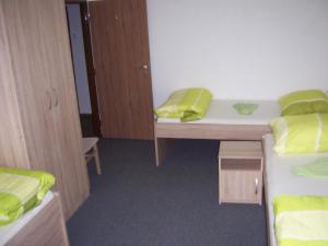 Posteľ alebo postele v izbe v ubytovaní Penzion Na Rozcestí