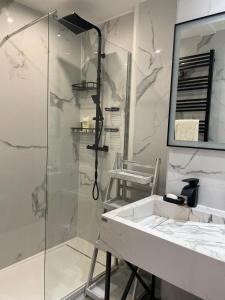 een badkamer met een douche en een wastafel bij Centre Ville Sainte maxime 100M plage in Sainte-Maxime