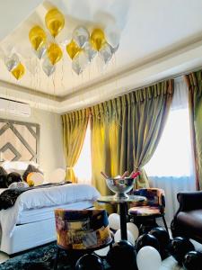 伯諾尼的住宿－National Lodge，卧室配有一张床和一张桌子及椅子