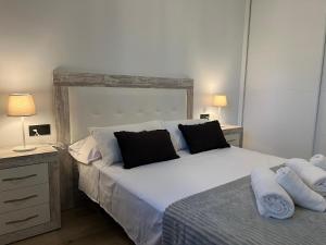 Posteľ alebo postele v izbe v ubytovaní PUERTO BANUS Apartamento PICASSO + 24 fotografií
