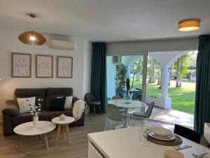- un salon avec un canapé et des tables dans l'établissement PUERTO BANUS Apartamento PICASSO, à Marbella