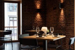 a dining room with a table with wine glasses on it at Hotel Atari in Donostia-San Sebastián