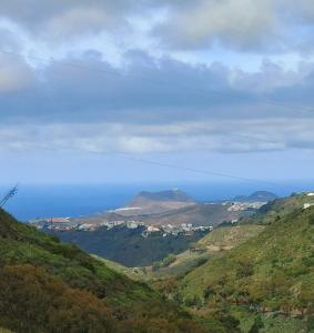 vistas al océano desde una montaña en Casa Rebeca, en Teror