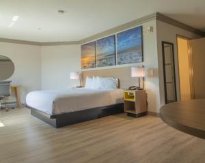 Letto o letti in una camera di Days Inn by Wyndham Carlsbad