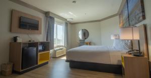 Letto o letti in una camera di Days Inn by Wyndham Carlsbad