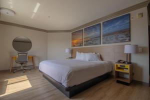 Postel nebo postele na pokoji v ubytování Days Inn by Wyndham Carlsbad
