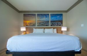 Letto o letti in una camera di Days Inn by Wyndham Carlsbad