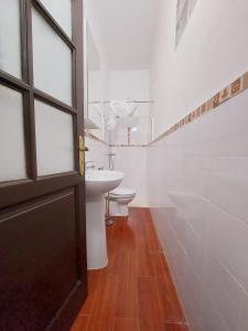 łazienka z umywalką, toaletą i drzwiami w obiekcie Casa Rebeca w mieście Teror