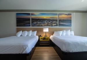 Letto o letti in una camera di Days Inn by Wyndham Carlsbad