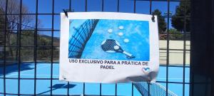 沃澤拉的住宿－Refúgio da Vila - Refuge of the Village，挂在游泳池旁的栅栏上的标志