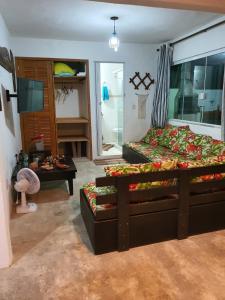 una camera da letto con due letti in una stanza di O mais lindo pôr do sol ad Arraial do Cabo