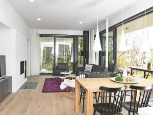 comedor y sala de estar con mesa y sillas en Haus Windsbraut - FeWo 01, en Ostseebad Sellin