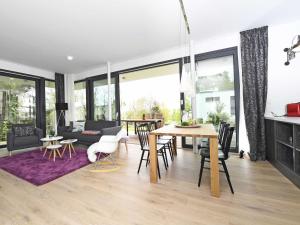 comedor y sala de estar con mesa y sillas en Haus Windsbraut - FeWo 01, en Ostseebad Sellin