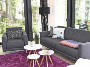 sala de estar con sofá, silla y mesa en Haus Windsbraut - FeWo 01, en Ostseebad Sellin