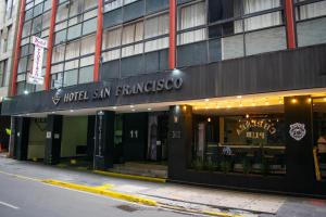 una tienda frente a un edificio en una calle de la ciudad en Hotel San Francisco Centro Histórico, en Ciudad de México