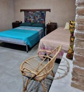 um quarto com duas camas e uma cadeira e uma cama em EL CAU DE CAL VIOLA em Torroja