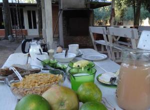 a picnic table with food and drinks on it at Hotel Campestre Iparoma in Estancia Campo Aroma