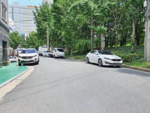 um grupo de carros estacionados ao lado de uma rua em Dalseogu Resting Place em Daegu