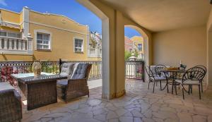 eine Terrasse mit Tisch und Stühlen auf einem Balkon in der Unterkunft Luxury House Paraiso Del Palm Mar in Palm-mar + 12 Fotos