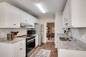 A kitchen or kitchenette at The Masters Cottage by Augusta National
