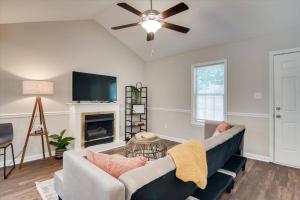 a living room with a couch and a fireplace at The Masters Cottage by Augusta National in Augusta