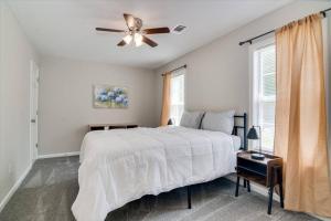 una camera con letto e ventilatore a soffitto di The Masters Cottage by Augusta National ad Augusta