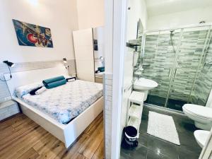 La petite salle de bains est pourvue d'un lit et d'une douche. dans l'établissement Loft ANAGNINA, à Rome