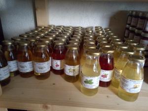 a group of bottles of honey on a shelf at Agriturismo Campo Luente in Rocchetta di Vara +10 photos