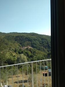 Agriturismo Campo Luente في Rocchetta di Vara: اطلالة على جبل من الشباك