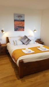 1 dormitorio con 1 cama con 2 toallas en Wastwater Cottage for Scafell and Wasdale en Seascale