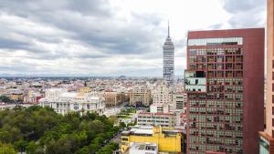 uma vista para uma cidade com um edifício alto em Hotel San Francisco Centro Histórico em Cidade do México