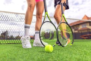 Tenis alebo squash v ubytovaní Park Boutique Hotel Bük alebo jeho okolí