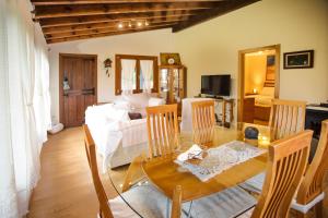 a living room with a dining table and a bedroom at La Huerta, megustarural in Llanes
