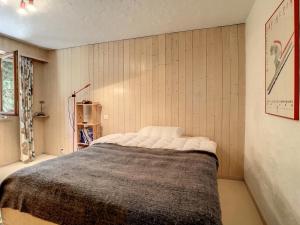 een slaapkamer met een groot bed in een kamer bij Etoile du Sud 110***+ in Verbier