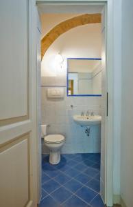 y baño con aseo y lavamanos. en Podere San Giuseppe Montalcino, en Montalcino