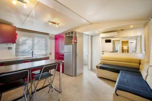 een keuken en een woonkamer met een caravan bij Camping Grande Italia Belvedere in Chioggia