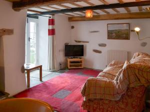 a living room with a couch and a television at Meadwell in Treknow