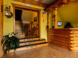 - un hall avec un escalier et un escalier dans l'établissement Willa Widokowa Wojnar, à Zakopane