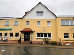 a yellow building on the side of a street at Cici Monteurunterkünfte Plettenberg Oestertal in Plettenberg