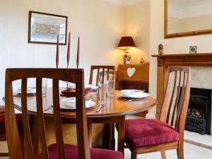 - une salle à manger avec une table et des chaises en bois dans l'établissement Robinson, à Keswick