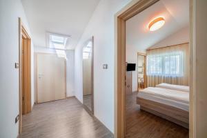 Postel nebo postele na pokoji v ubytování Gartenheim App Elisabeth