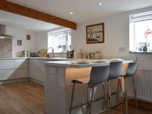 A cozinha ou cozinha compacta de Moss Hall Barn