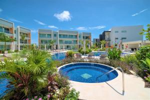 Bazén v ubytování Cayman Luxury Rentals at One Canal Point nebo v jeho okolí