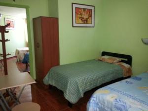 Tempat tidur dalam kamar di Hostal Puerto Ingles