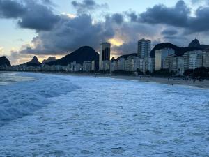 - une vue sur une plage avec une ville en arrière-plan dans l'établissement Copa Paradiso, à Rio de Janeiro