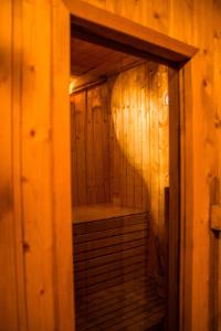 una pequeña sauna de madera con puerta de madera en una habitación en Chalet de Charme Le Cécla en Passy